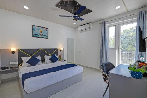 Postel nebo postele na pokoji v ubytování Hotel Warm Welcome Inn - Noida Sector 26