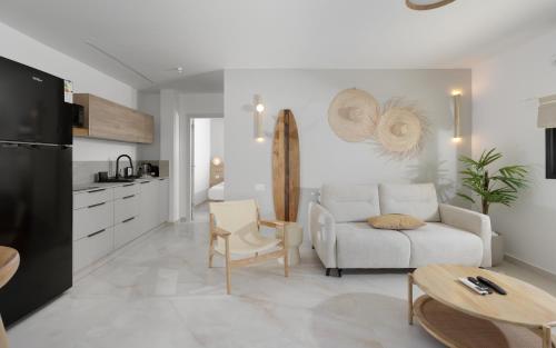 a white living room with a couch and a table at אורה דירות אירוח -נץ 9- דירות נופש איכותיות לנופש שקט ואקסלוסיבי in Eilat