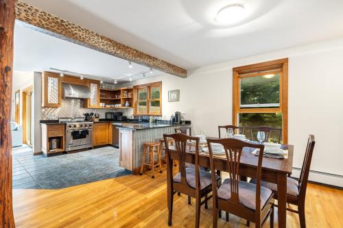 Dapur atau dapur kecil di Luxury 5BR 3BA Quiet East Chop Gem