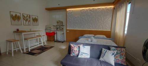 Katil atau katil-katil dalam bilik di SMDC Hill Residences, Unit 601