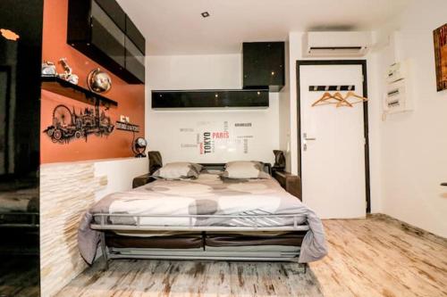 une chambre avec un grand lit dans une pièce dans l'établissement Vintage, à Agde