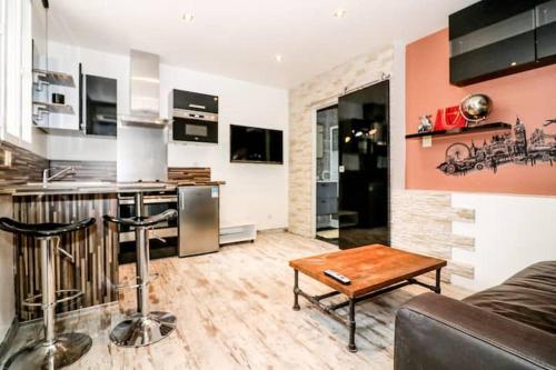 une cuisine et un salon avec un canapé et une table dans l'établissement Vintage, à Agde