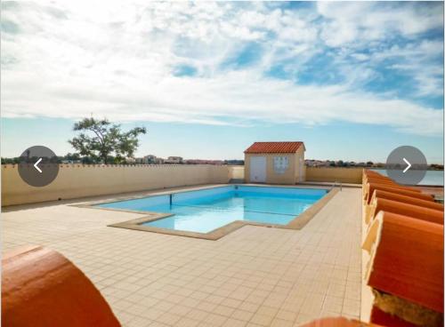 - une piscine sur le toit dans l'établissement Appartement traversant de 39 m2 4 à 6 personnes, au Barcarès