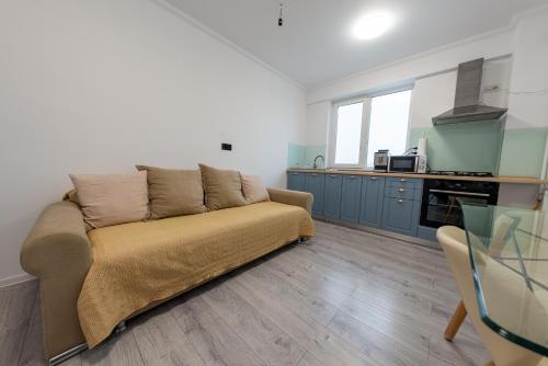 a living room with a couch in a kitchen at ByaResidence in Valea Lupului