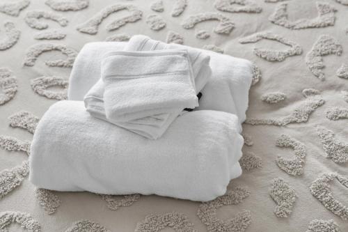 Una cama o camas en una habitación de The Cliff - Walk to Bar Beach and Merewether