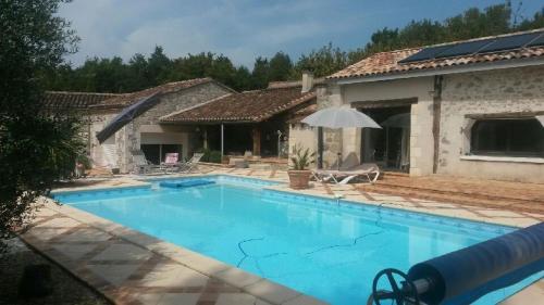 une piscine devant une maison dans l'établissement Bienvenue au gîte du Caillou, à Montagnac-sur-Auvignon