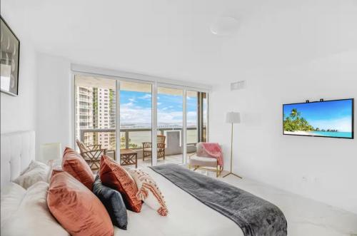 ein Schlafzimmer mit einem großen weißen Bett und Kissen in der Unterkunft The Grand Wonder Biscayne in Miami