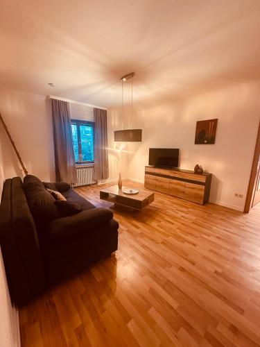 a living room with a couch and a television at Ferienwohnung 27 in Holzminden