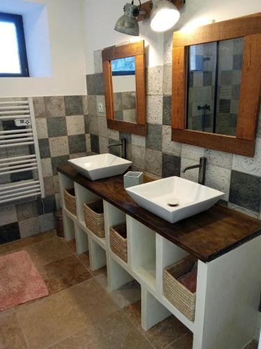 une salle de bain avec deux lavabos et deux miroirs dans l'établissement La maison lotoise d'Alice et Jeanne, à Faycelles
