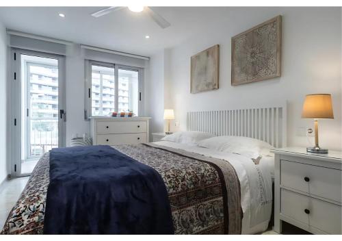 クリェラにあるEl balcón del mar - 1ª línea y frontal al marの大きなベッドと2つの窓がある寝室