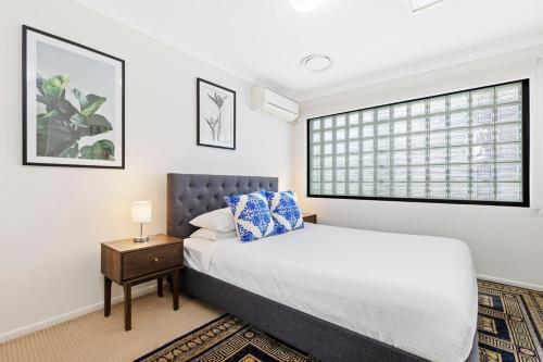 une chambre avec un grand lit et une fenêtre dans l'établissement City Haven, 2Bed, 2Bath, Parking, Balcony, à Brisbane