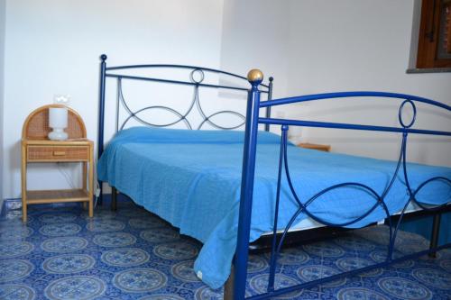 - une chambre avec un lit doté d'un couvre-lit bleu dans l'établissement Casa Francesca, à Stromboli