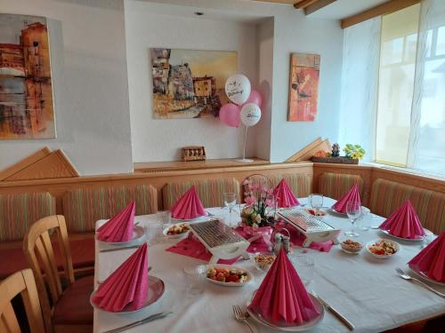 a table with pink napkins on it in a restaurant at Lucente Krieglach in Krieglach