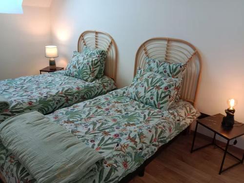 two beds sitting next to each other in a room at La Bergerie à Palleau, Les Blés Dorés et Les Graines de Lin à Corgengoux, proches de Beaune et de ses villages viticoles in Palleau