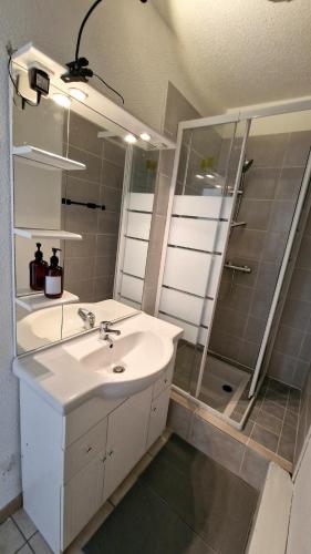 une salle de bain avec un lavabo et une douche dans l'établissement Studio paisible belle vue et proche de la mer, à Cavalaire-sur-Mer