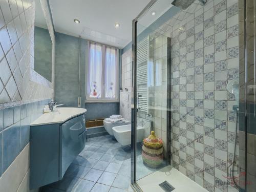 a bathroom with a toilet and a sink and a shower at San Paolo Hospital 2mins - HiperWifi - SmartTV - AC in Savona