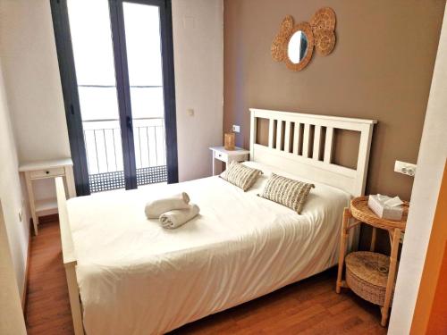 Very centric apartment, lightful, well equipped and decorated, with castle views, and besides a nice Plaza in Old Town