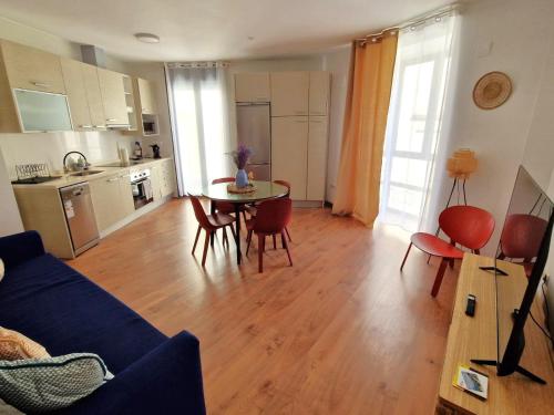 Very centric apartment, lightful, well equipped and decorated, with castle views, and besides a nice Plaza in Old Town