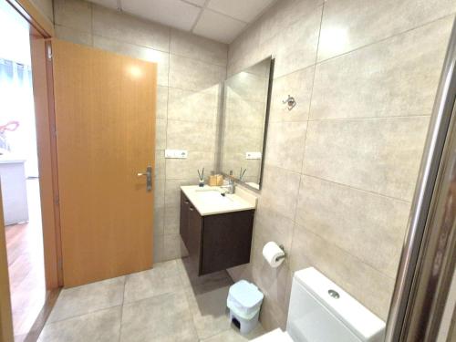 Very centric apartment, lightful, well equipped and decorated, with castle views, and besides a nice Plaza in Old Town