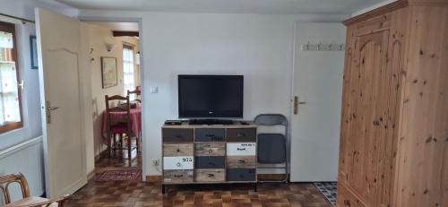 Μια τηλεόραση ή/και κέντρο ψυχαγωγίας στο Le petit gîte de la Varenne
