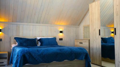 Ένα ή περισσότερα κρεβάτια σε δωμάτιο στο WoodNess Guest House Spacious 3BR Sauna BBQ area