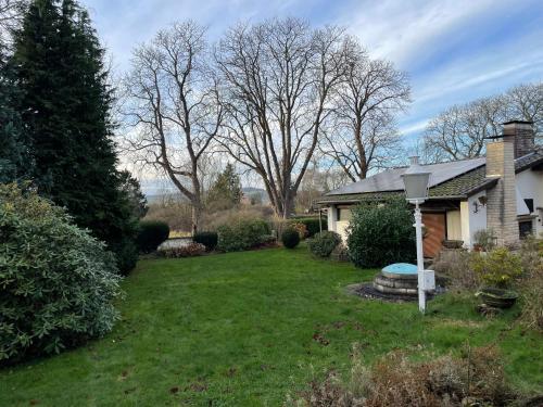 a house with a yard with a yard at Ferienwohnung 27 in Holzminden