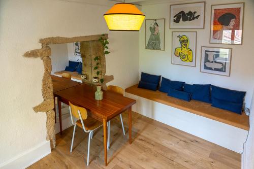 d'une salle à manger avec une table en bois et des oreillers bleus. dans l'établissement Appartement avec terrasse, à Lyon