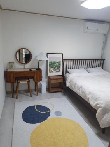 a bedroom with a bed and a desk and a mirror at K Hubhouse - Taereung stn 5min walk#villa 4pax in Seoul