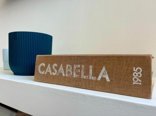 a box on top of a shelf with a vase at Studiò in Termoli