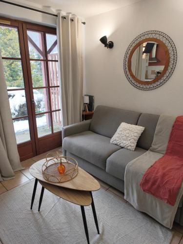 un salon avec un canapé et une table dans l'établissement Studio vue montagnes RDC piscine, à Cauterets