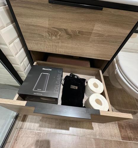 - un bureau avec un ordinateur portable et du papier toilette dans l'établissement La Suite Jardin Premium - 2 personnes - Plage Deauville, à Deauville