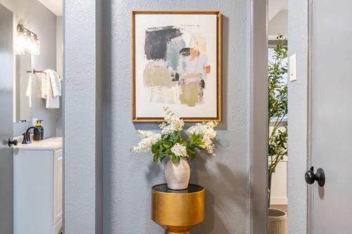 Ένα μπάνιο στο Pool Table and Fireplace by LCP Collection