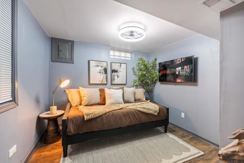 Ένα ή περισσότερα κρεβάτια σε δωμάτιο στο Pool Table and Fireplace by LCP Collection