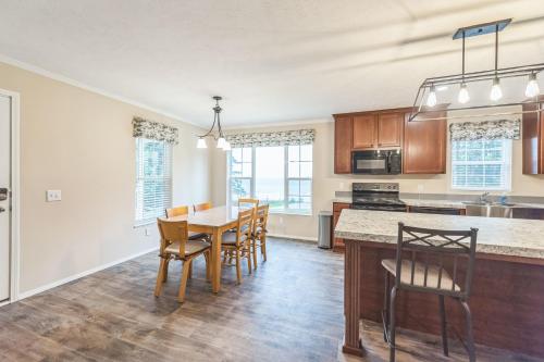 Dapur atau dapur kecil di Lakeside Retreat with Beach Access home