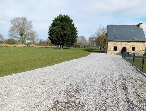 a gravel road in front of a house at Charmant Gîte dans la Baie du Mont Saint-Michel in Pontorson