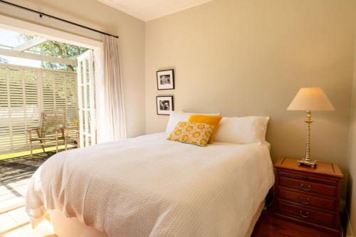 Waiheke IslandにあるTaimana Beach Front, Surfdaleのベッドルーム1室(ランプ付)