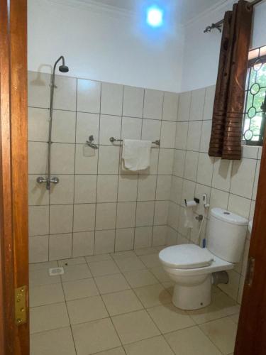 Un baño con inodoro y ducha en Home away from home, en Moshi
