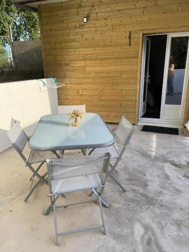 une table et des chaises devant une maison dans l'établissement Au Bon pied Bonneuil, à Bonneuil-les-Eaux