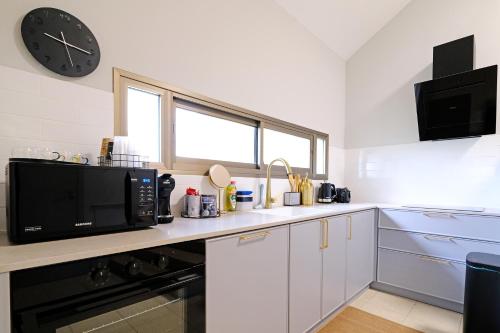 a kitchen with a microwave oven and a microwave at הפינה של ציפי ועופר- צימר כפרי מקסים עם נוף מהמם in Kefar Tavor