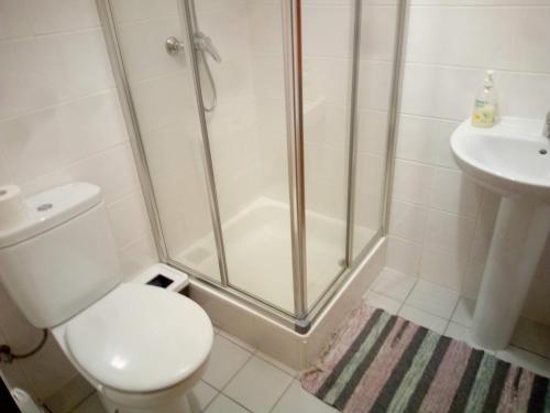 Ένα μπάνιο στο Costa Lodges, Shared Room Funchal, Santa Cruz