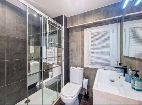 une salle de bain avec toilettes, douche et lavabo dans l'établissement le Romance Palm Beach & vue mer et Croisette, à Cannes