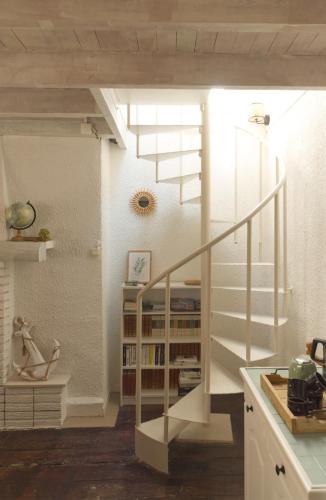 - un escalier blanc dans une cuisine avec un escalier dans l'établissement Gîte 4 étoiles au calme à proximité de la plage, à Saint-Valery-en-Caux