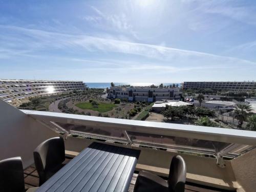 un balcon avec un banc et une vue sur l'océan dans l'établissement Appartement Luxe - 4 personnes PETROUCHKA - Héliopolis J 41 -, au Cap d'Agde