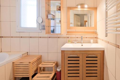 La salle de bains est pourvue d'un lavabo et d'un comptoir avec un miroir. dans l'établissement La Renardière, à Proissans