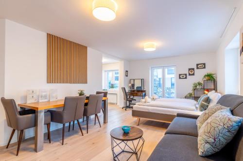 a living room with a couch and a table at Jasminkas Host 1, Ruhig, Gratis Parkplatz Balkon & im 1, Stockwerk in St. Gallen