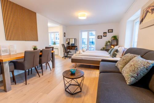 a living room with a couch and a table at Jasminkas Host 1, Ruhig, Gratis Parkplatz Balkon & im 1, Stockwerk in St. Gallen