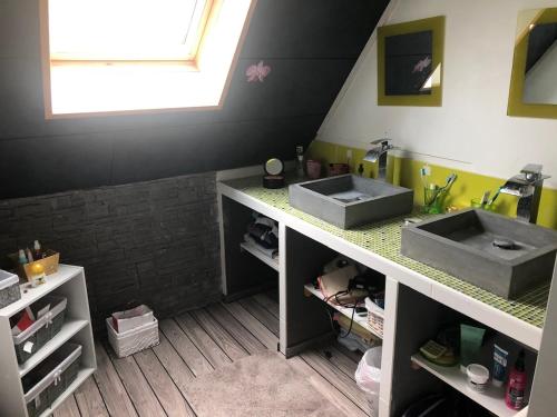 une salle de bain avec deux lavabos sur un comptoir dans l'établissement Maison au cœur du Périgord, à Saint-Vincent-le-Paluel