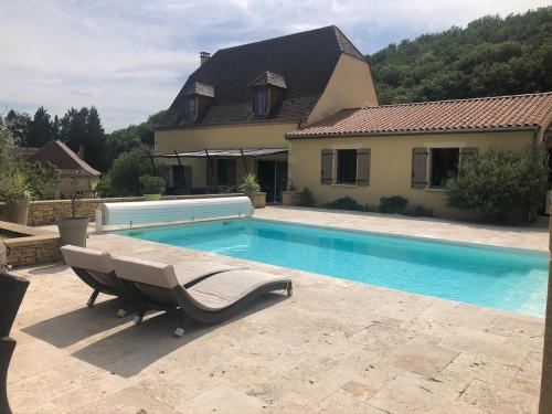 une piscine devant une maison dans l'établissement Maison au cœur du Périgord, à Saint-Vincent-le-Paluel