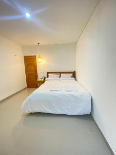 Postel nebo postele na pokoji v ubytování Home Stay Room In Bali Near Sanur Beach