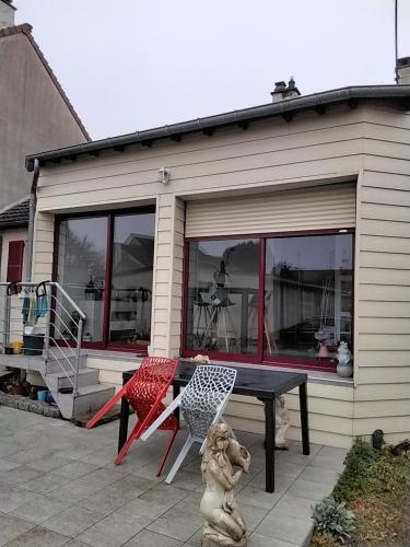 une maison avec un patio avec une table et des chaises dans l'établissement LE MANS 24 heures auto moto Grand prix de France, au Mans